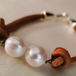 Pearl and leather handcrafted bracelet